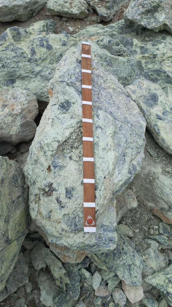 Купить змеевик ландшафтные валуны