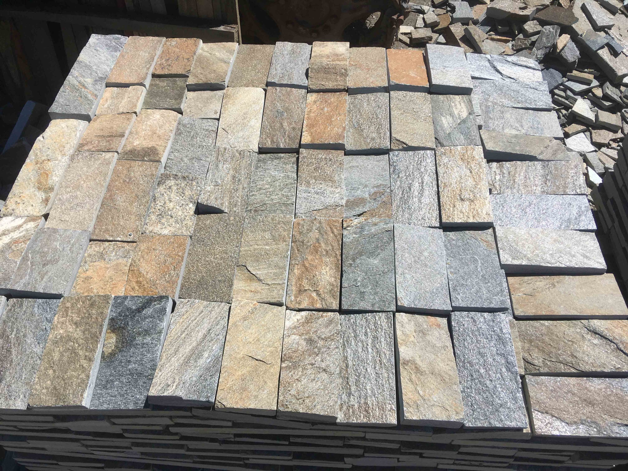 Плитка пилёная златолит Уральский для цоколя, отмостки купить в Республике Татарстан