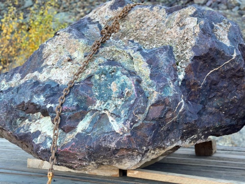 Огромные красно-фиолетовые валуны для ландшафтного дизайна весом более 5 тонн купить в Республике Татарстан