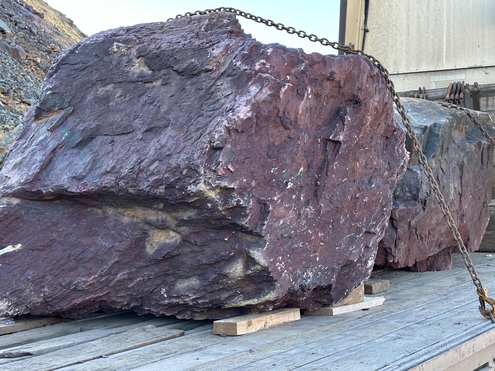 Огромные красно-фиолетовые валуны для ландшафтного дизайна весом более 5 тонн купить в Республике Татарстан