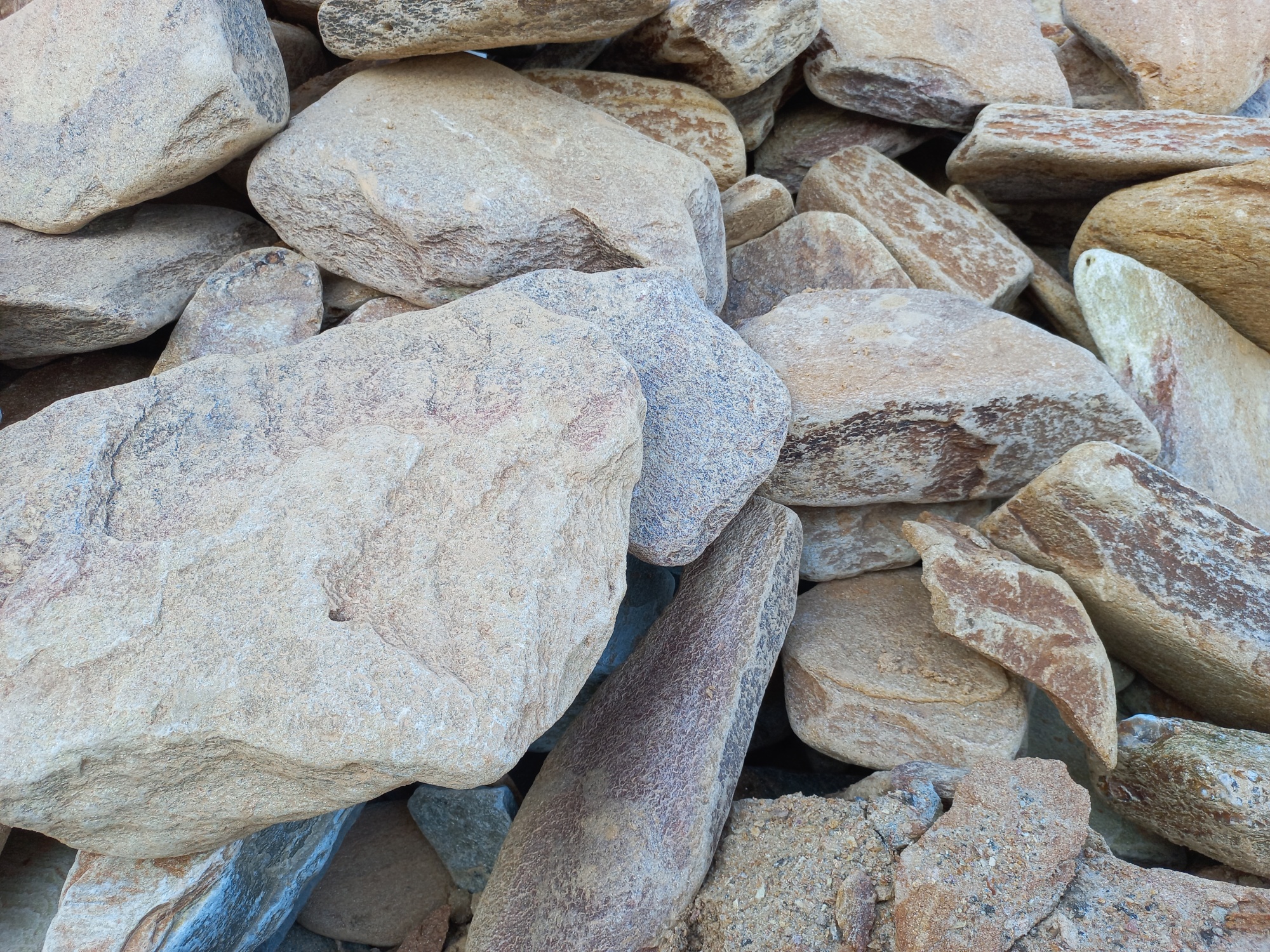 Златолит жёлтый, жёлто-зелёный глыбки и валуны для ланшафтного дизайна купить в Республике Татарстан